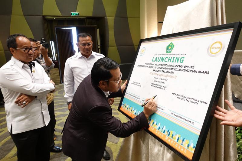 Dirjen Pendidikan Islam Kamaruddin Amin didampingi Kakanwil Kemenag DKI Jakarta tandatangani Piagam PPDB Online Madrasah Negeri Jakarta. (foto: Dirjen
